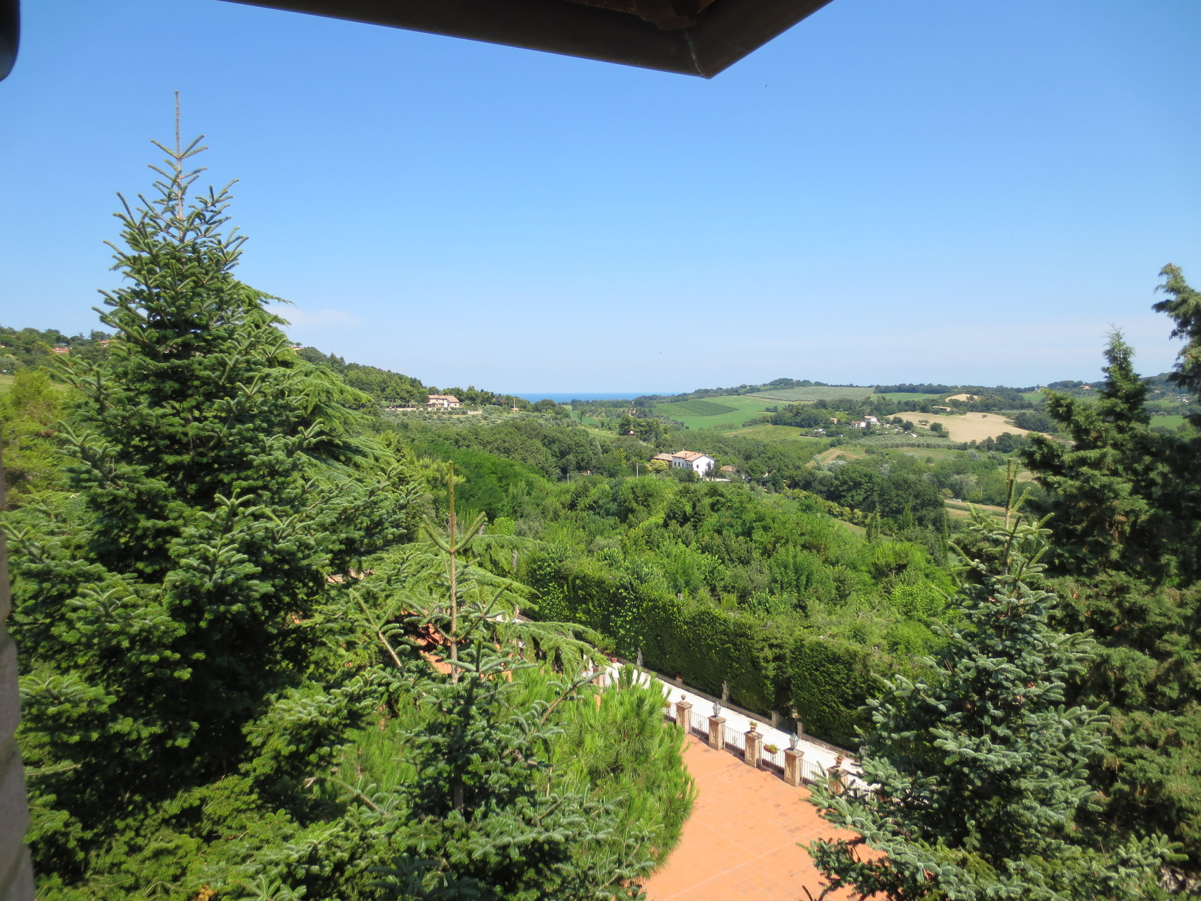 Villa Cattani Stuart XVII sec.: Blick von Balkon unserer Junior Suite Richtung Adria (Osten)