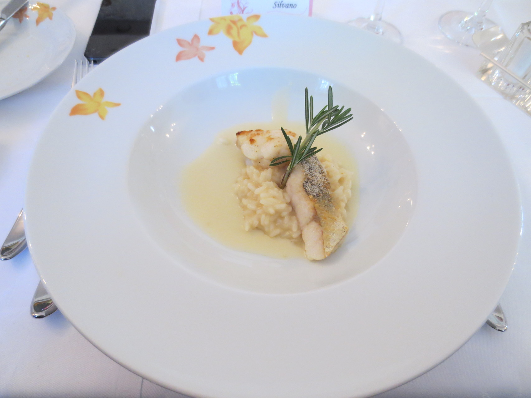 Hier kommt er: Seeteufel-Medaillon und Zanderfilet auf Champagner-Risotto