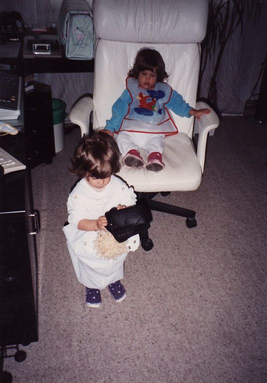 beide Mädchen im Büro von Papi (Juni 1991)
