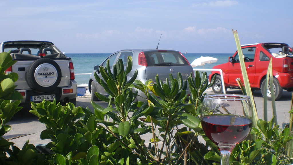 Imbiss-Halt am Strand von Acharavi in einer Strand-Taverne (im Norden der Insel)