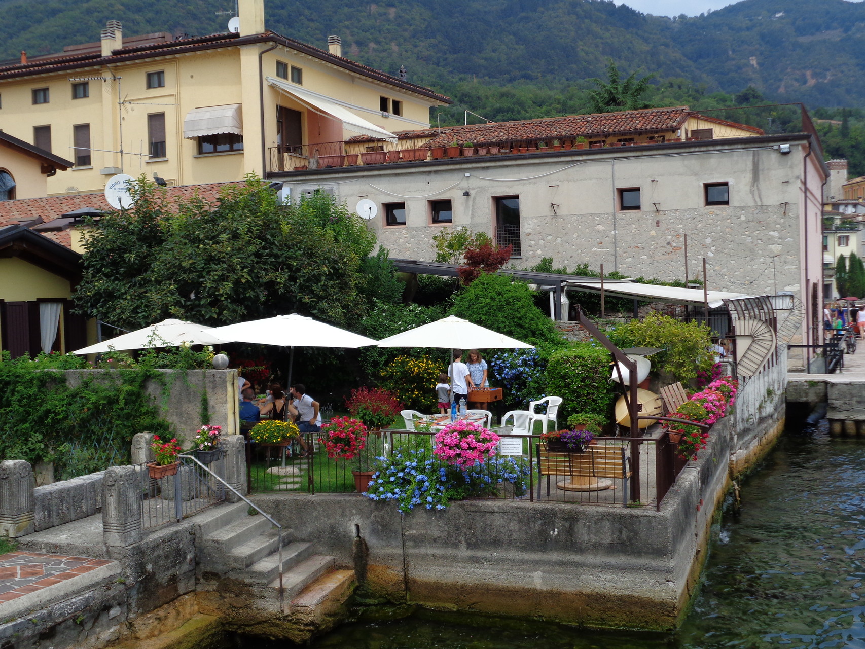 Salò (südliches Westufer): Die längste Uferpromenade hat zweifelsohne Salò. Das Städtchen war immer etwas wohlhabender als die übrigen Fischerdörfer am Gardasee.