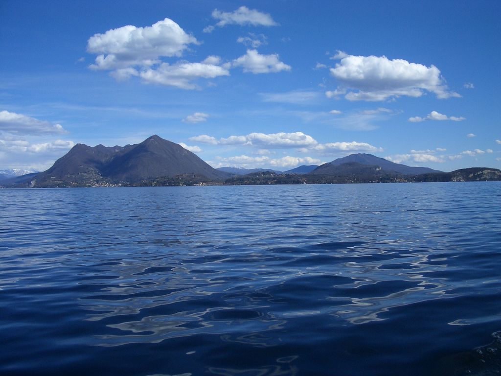 Blick von Stresa aus auf den Lago Maggiore (italienischer Teil)