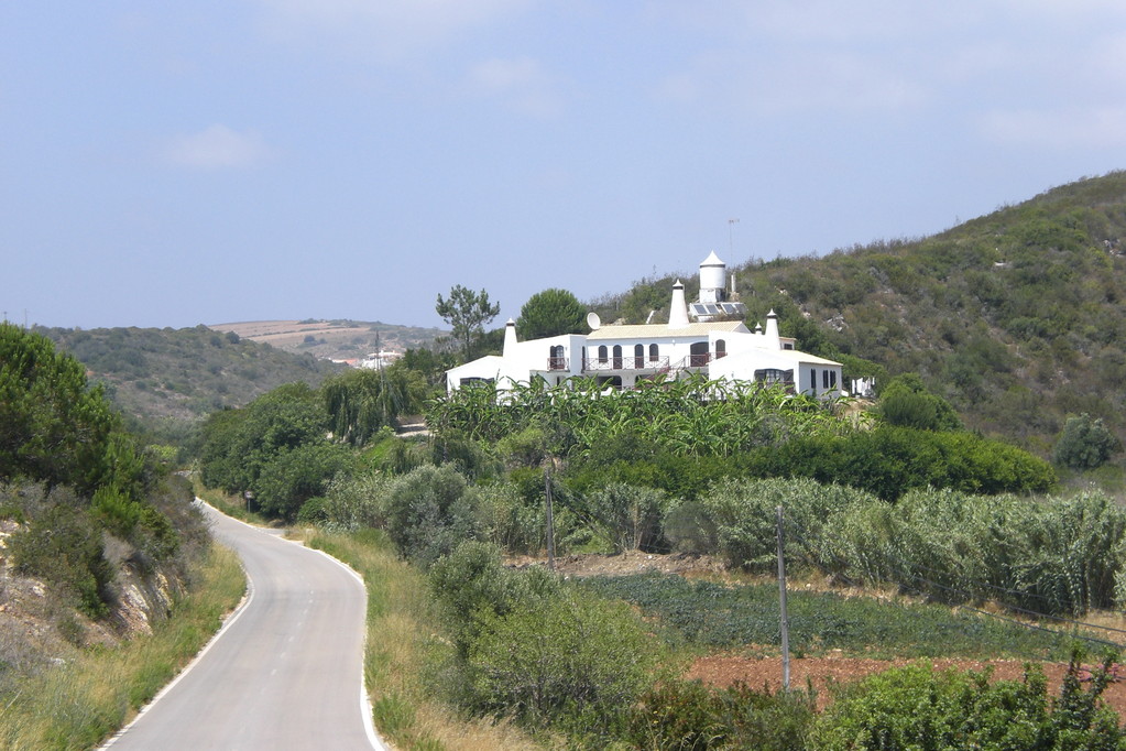 Unkoventionelles Haus zwischen dem Praia do Zavial und der Ortschaft Hortas de Tabual
