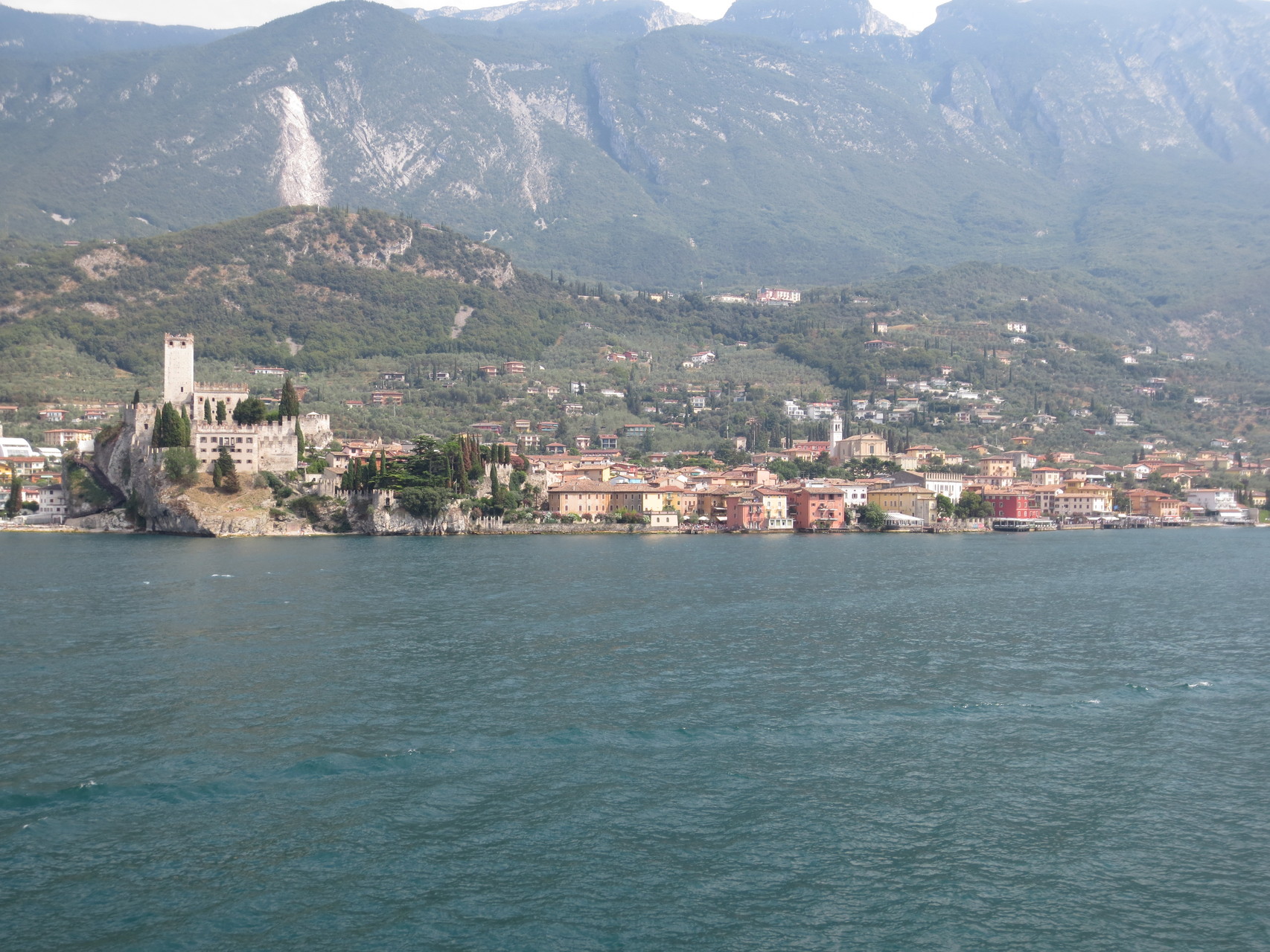 Malcesine: Am Fusse des Monte Baldo (Östliches Nordufer). Malcesine ist der einzige grössere Ort am östlichen Nordufer..., mit gut 3700 Einwohnern fast schon eine kleine Stadt.
