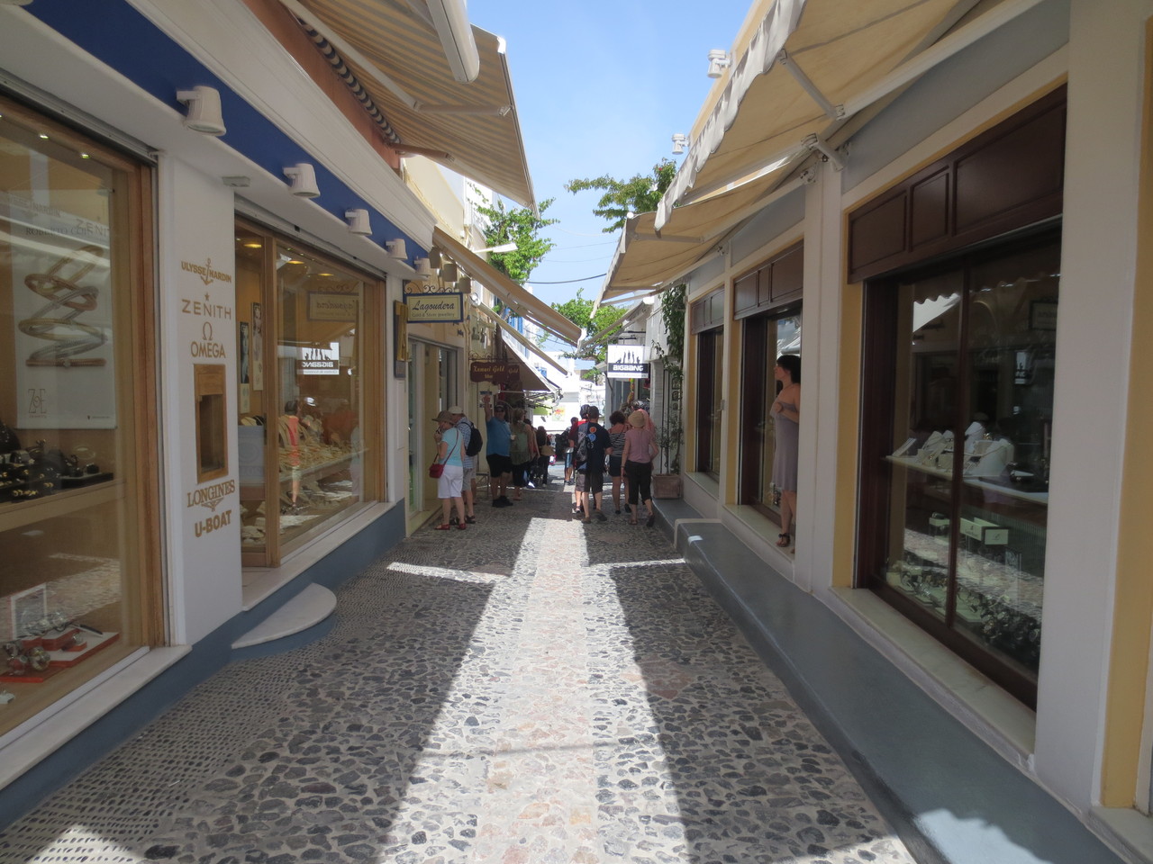 Inselhauptstadt Fira auf Santorin. Ladenbummel und Stadtbesichtigung (auf eigene Faust)