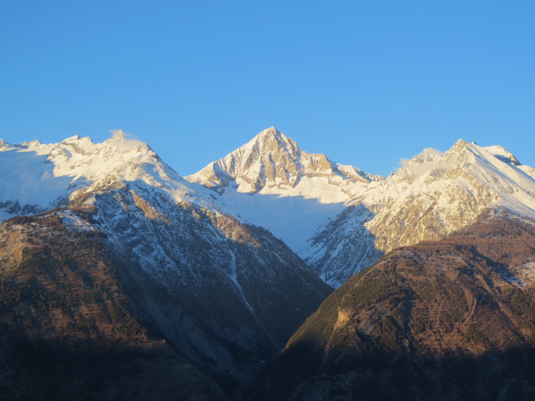 Hier im Chalet Hanny in Unterbäch. Blick auf die nördlich des Rohnetals gelegenen Walliser-Alpen (mit Bietschhorn, 3934 M.ü.M.).