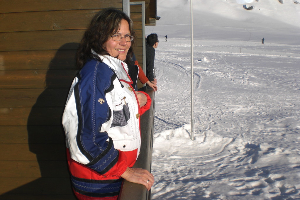 Im Chalet des Berghotels (Suzanne und im Hintergrund Therese)