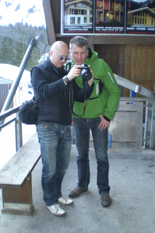 Daniel und Norbert nutzen die Wartezeit für eine kurze Begutachtung der bereits "geschossenen" Bilder