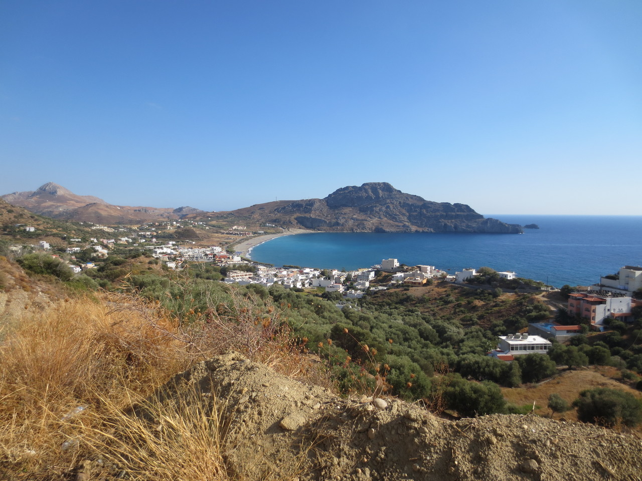 Im Südwesten Kretas.., Blick von oberhalb auf das kleine touristische 500 Einwohner-Dorf Plakias (Blick auch auf die Bucht Ormos Plakias)