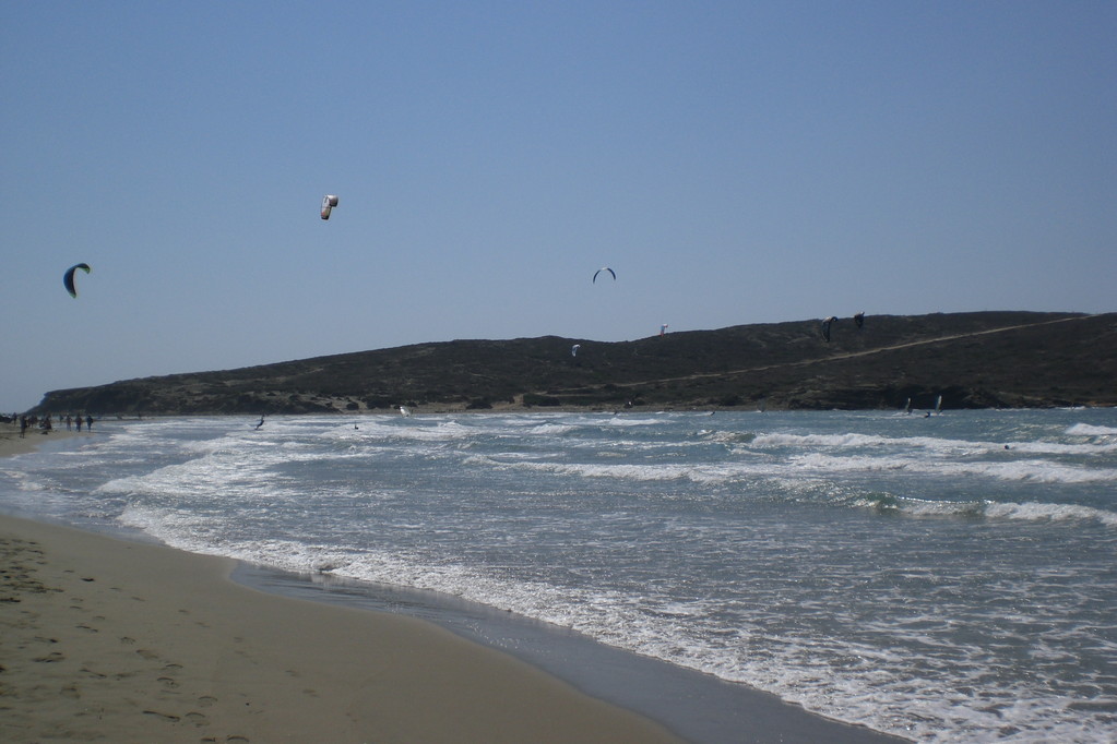 Südzipfel der Insel "Oros"; im Hintergrund die (Halb-)Insel Prassonissi (die Bucht ist ein Paradies für Gleitschirm-Surfer)