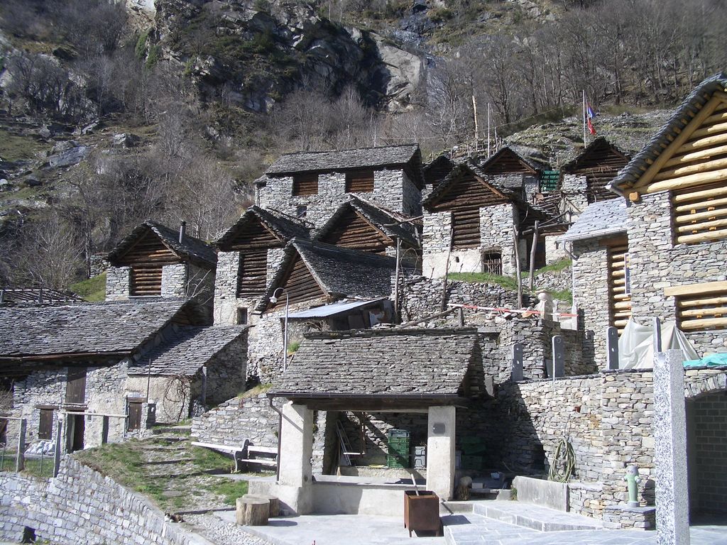 Besuch in Brontallo (zum z'Vieri); 750 m ü M - spezieller Hausbau
