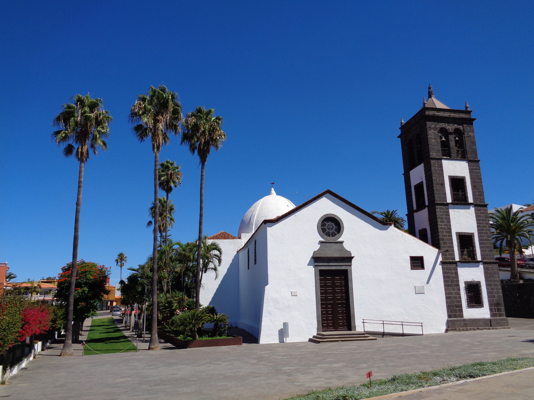El Sauzal - einer der schönsten Orte auf der Insel - hier die mit ihrer Kuppel maurisch anmutende Pfarrkirche "Iglesia de San Pedro" - Nordosten der Insel