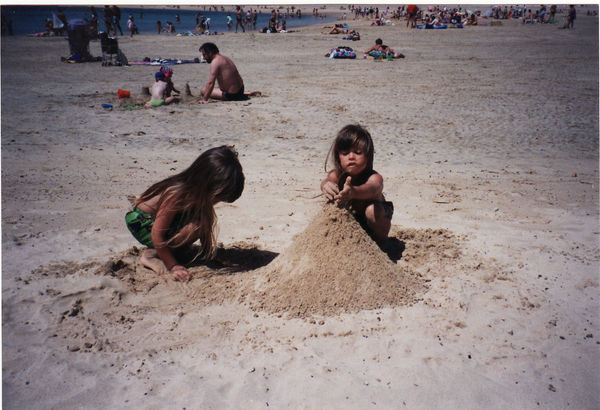 Cristiana und Michela, Sandspiele am Strand von El Castillo