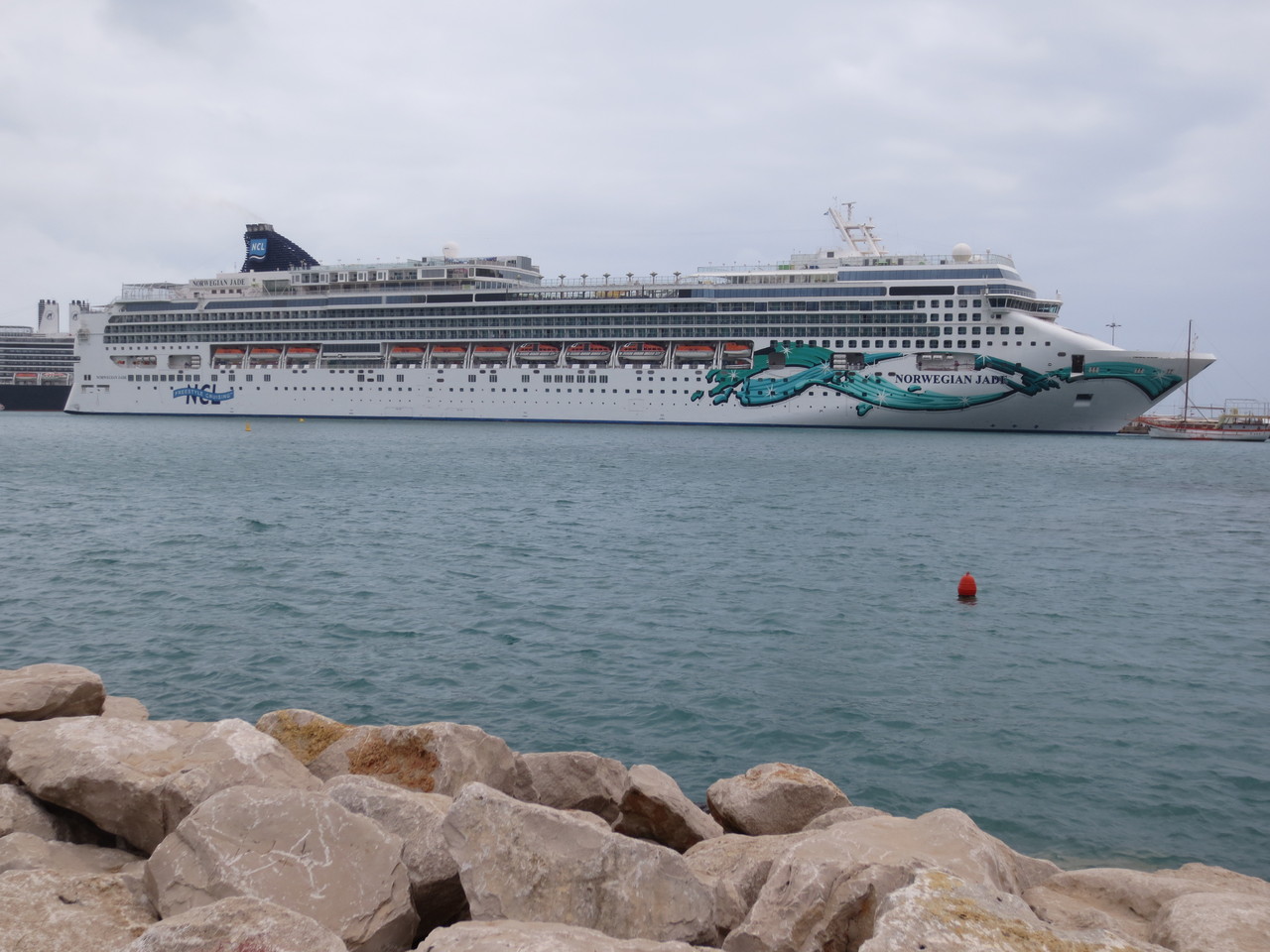 Bild des Kreuzers Norwegian Jade im Hafen von Katakolon (griechisches Festland, Westküste)