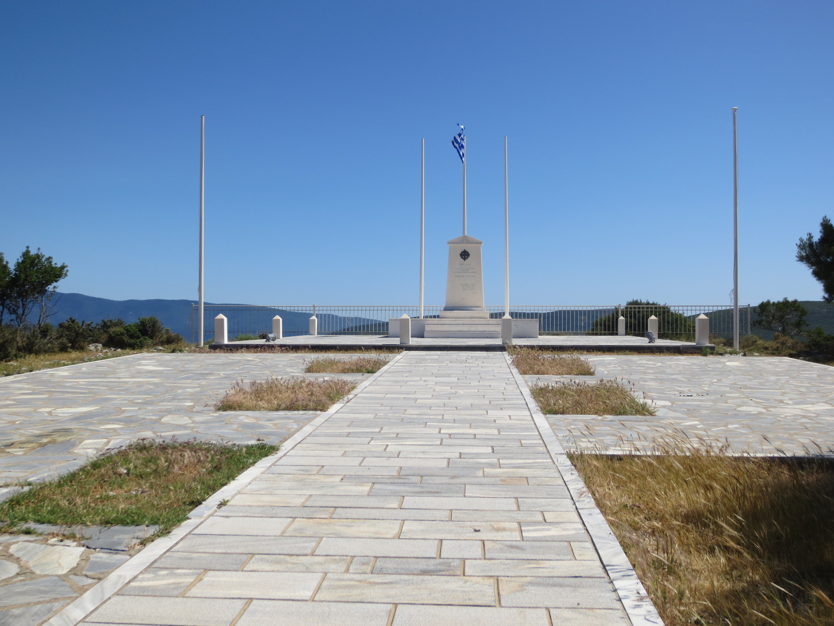 Moni Zoodochou Pigis.., Aussichtspunkt im Nordosten der Insel (Denkmal aus dem 2. Weltkrieg)