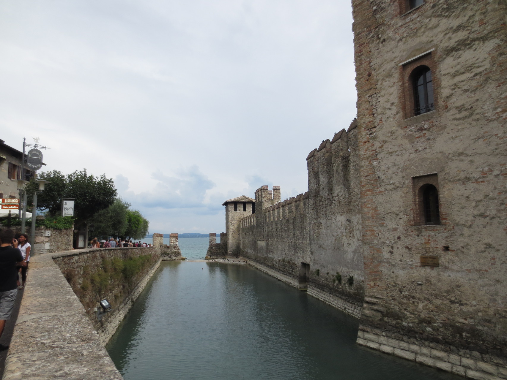 Sirmione - Rocca Scaligera: Mastino della Scala liess im 13. Jh. innerhalb der Ringmauern eine Wasserburg auf römischen Fundament erbauen. Das Scaligerkastell ist praktisch das Einganstor in das historischen Zentrum von Sirmione.