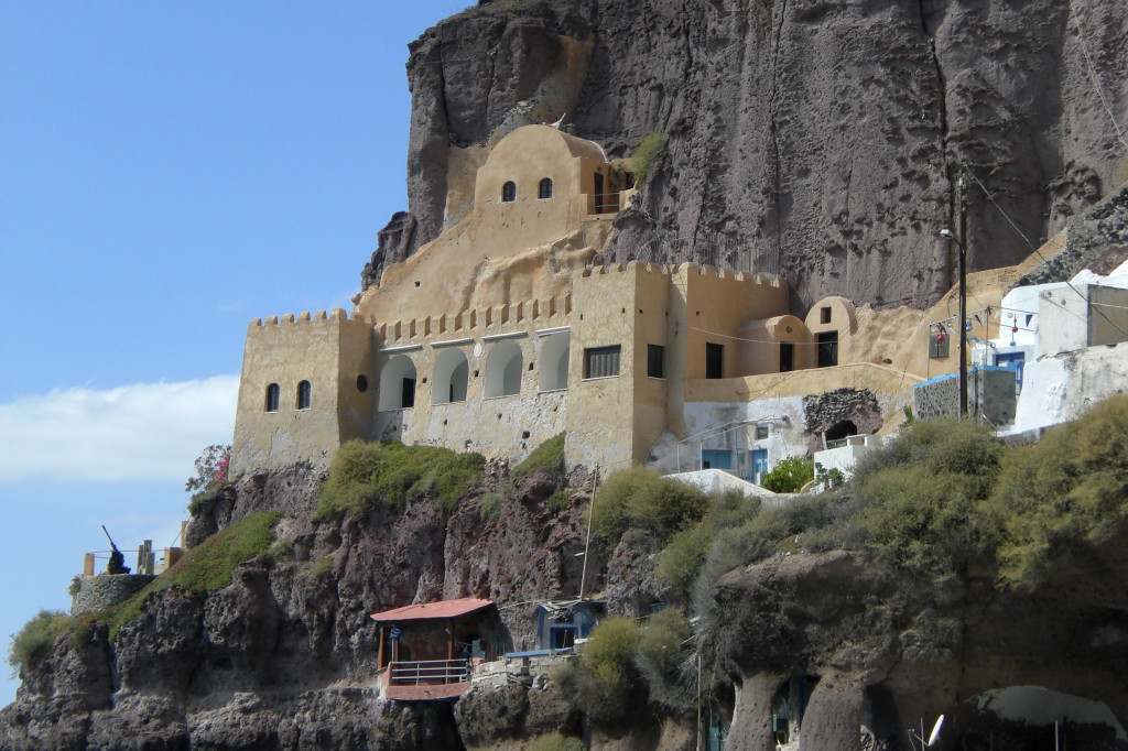 interessantes Bauwerk am Old Port of Fira