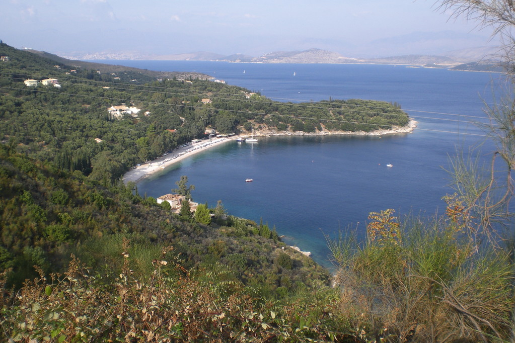 ..im Nordosten der Insel; Impressionen von der Strecke Kassiopi über Kouloura, Kalami, Nissaki, Barbati bis nach Ipsos (im Hintergrund die Küste von Albanien)