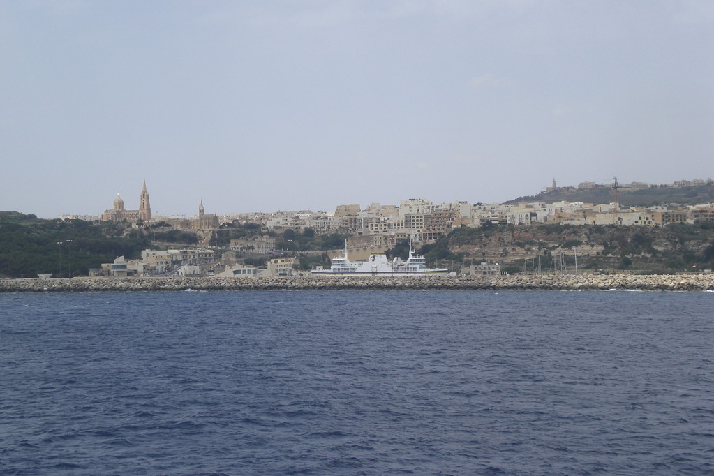 Auf dem Fährschiff: Im Hintergrund die Insel Gozo mit der Stadt Mgarr (Fährhafen)