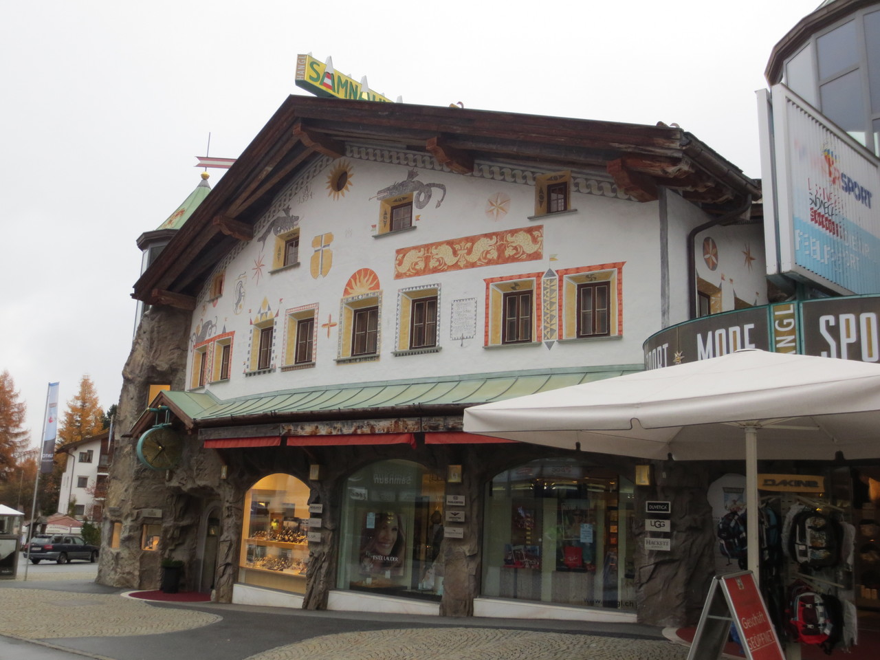 Impressionen aus Samnaun Dorf: Teil der Shopping-Meile