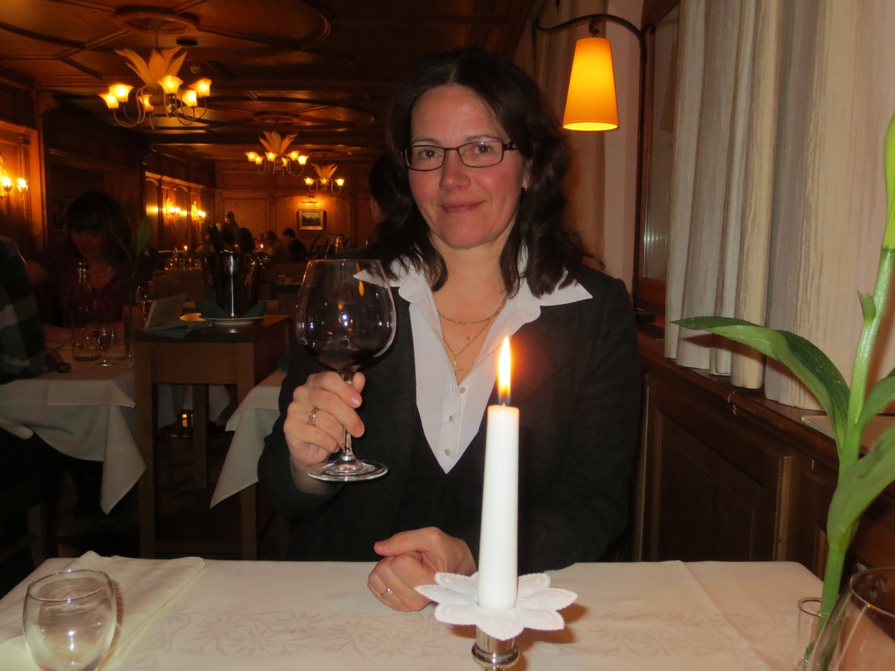 Obergurgl, Hotel Edelweiss & Gurgl, in der Gourmet-Stube. Suzi nach einem excellenten 5-Gang-Menu sichtlich zufrieden und (noch) munter