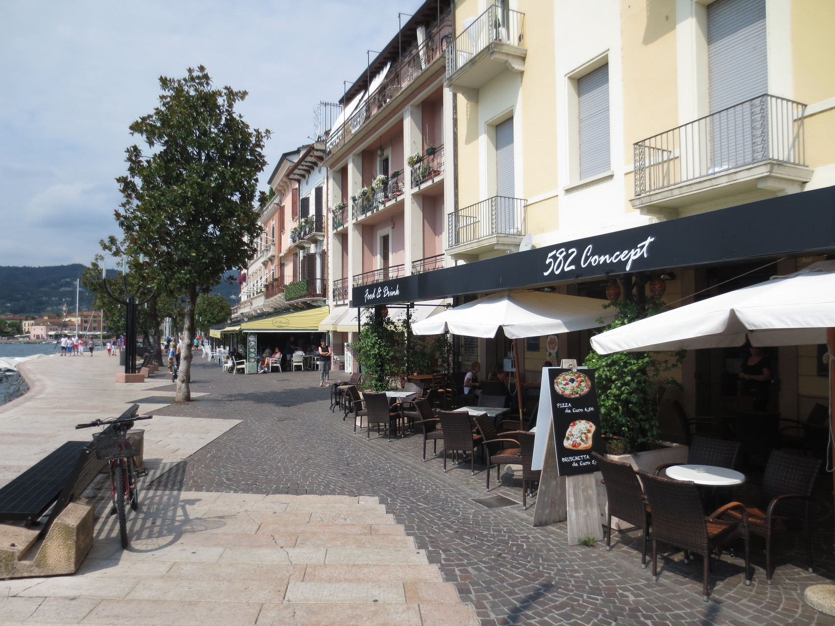 Salò (südliches Westufer): Die längste Uferpromenade hat zweifelsohne Salò. Das Städtchen war immer etwas wohlhabender als die übrigen Fischerdörfer am Gardasee.