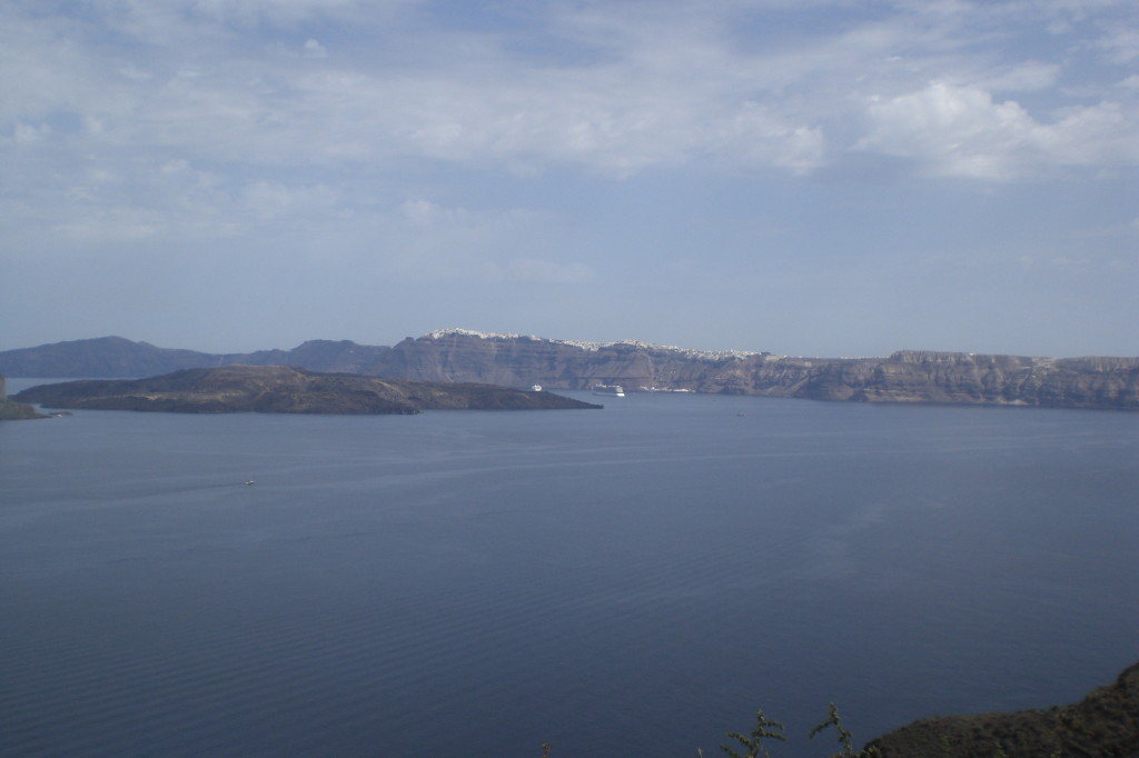 Blick von Süden auf die Kesselmitte mit Nea Kameni und im Hintergrund der Kraterrand mit Fira, Firostefani und Imerovigli