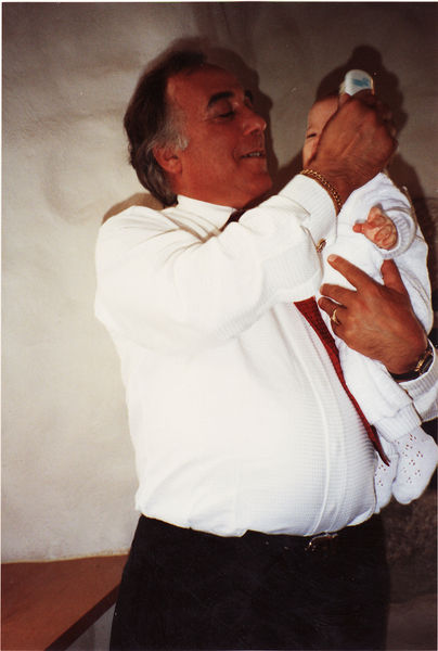 Nonno Mario mit einem der Mädchen (bim Schöppele)