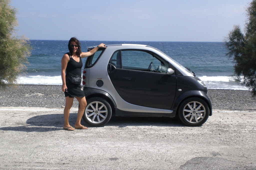Suzi mit unserem kleinen Smart for two am Avis Beach im Inselosten