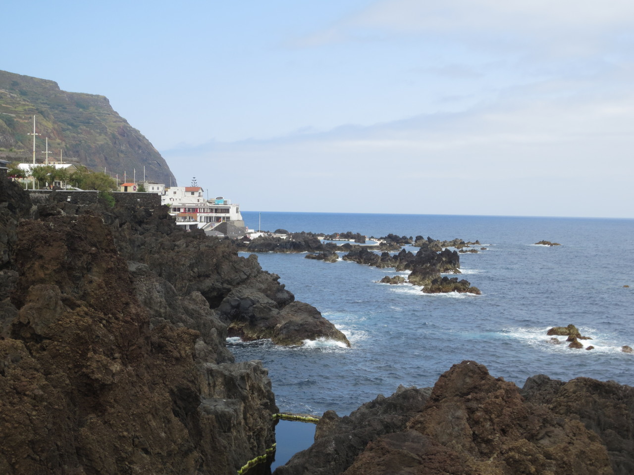 Blick etwas weiter östlich auf Porto Moniz, ein vor allem der Lavapools wegen bekanntes Dorf ganz im Nordwesten der Insel.