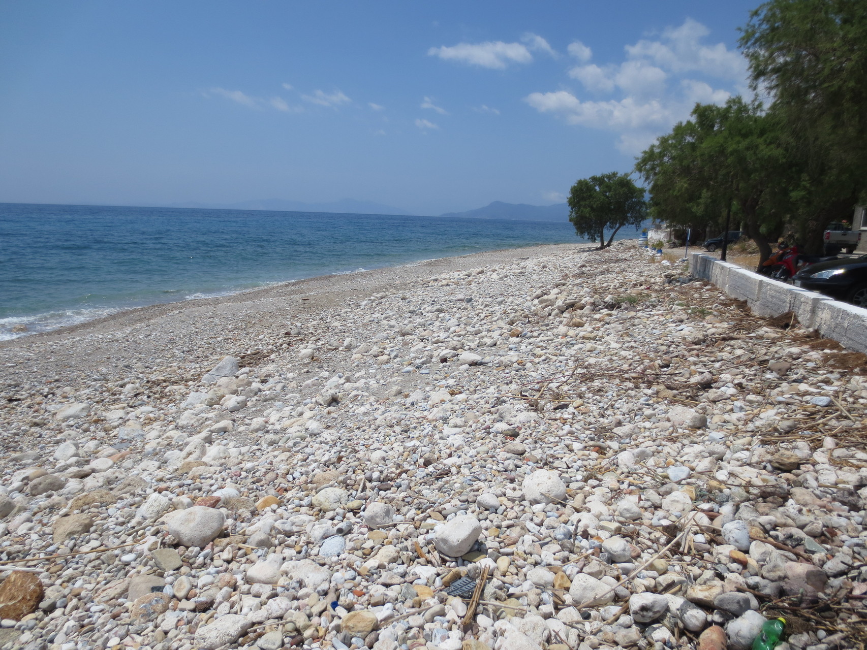 Überschaubarer Küstenweiler Balos Beach, im Südwesten von Samos (unterhalb des kleinen Dorfes Koumeika)