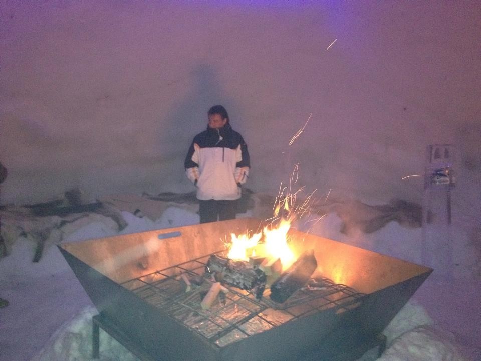 Kurze "Aufwärmpause" am Lagerfeuer im Iglu. Silvano scheint die Abwechslung mit etwas Wärme sichtlich zu geniessen...!!