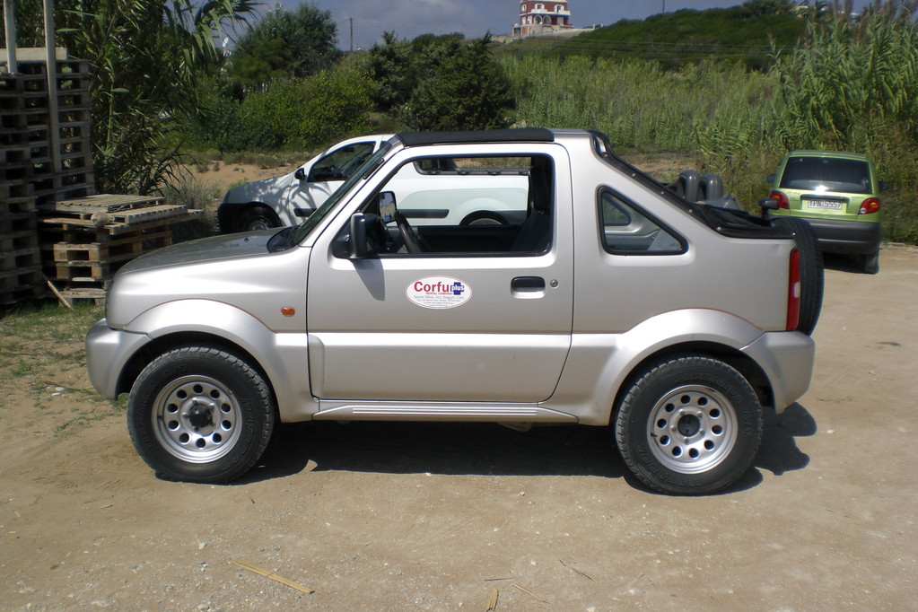 ...ein kleiner Jimny, Geländewagen des japanischen Automobil-, Motorrad- und Marineproduzenten Suzuki (aufgenommen am Marathias Beach)