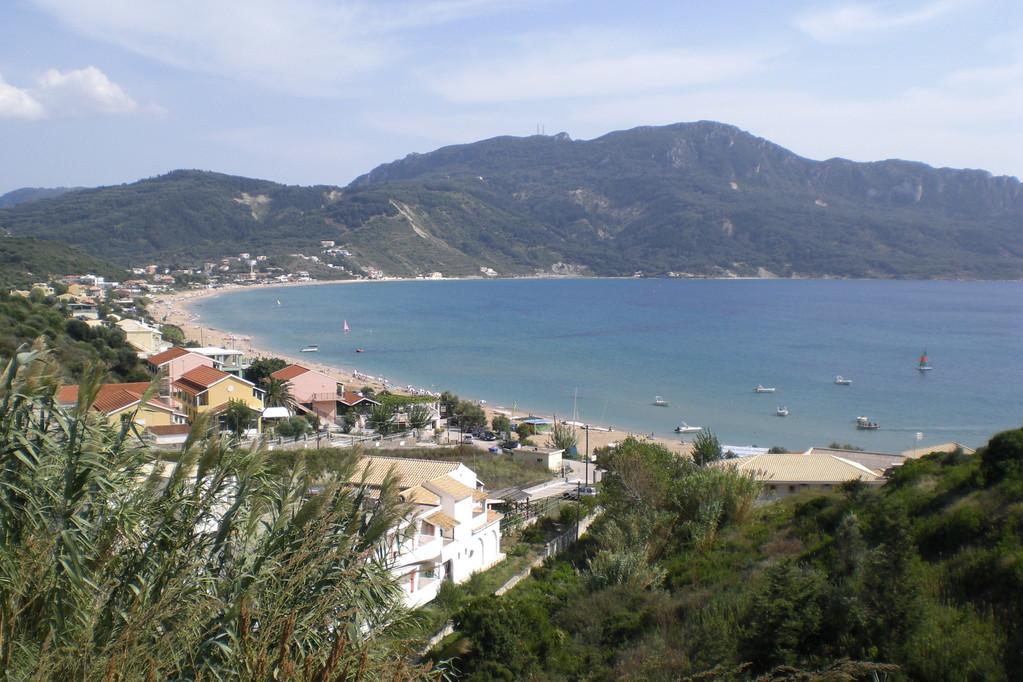Sicht auf die Bucht von Agios Georgios von leicht oberhalb