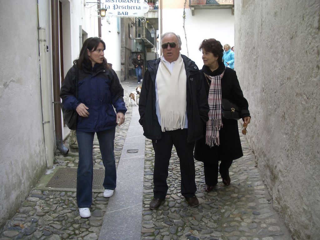 Bummel durch die charakteristischen Gassen der Insel (v.l.n.r.; Suzi, Vater, Hanny)