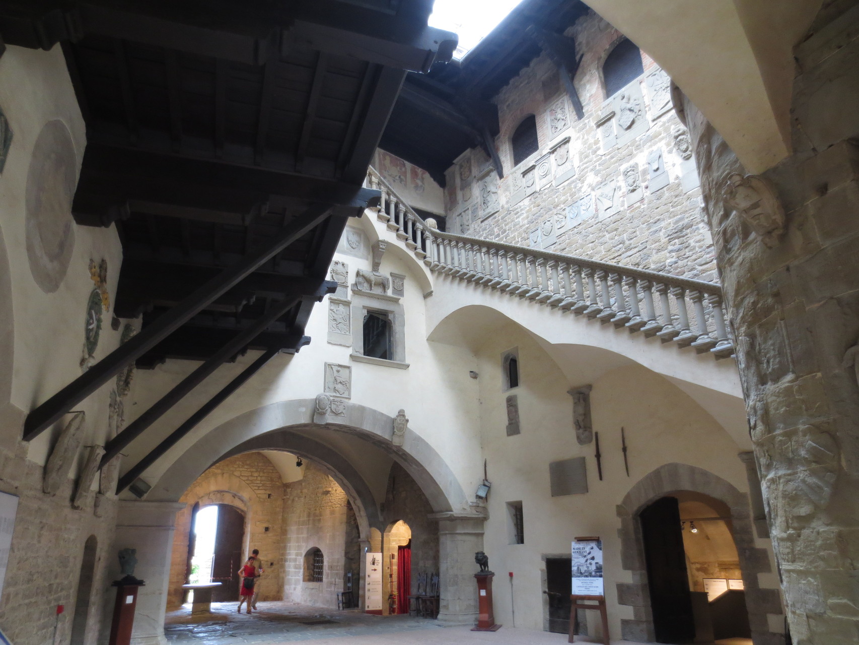 Castello dei Conti Guidi: Pittoresker Burg-Innenhof.., die "trutzige" Burg ist eindrücklich. Allein die steile Treppe im Innenhof, die zum Obergeschoss führt, ist den Eintritt wert