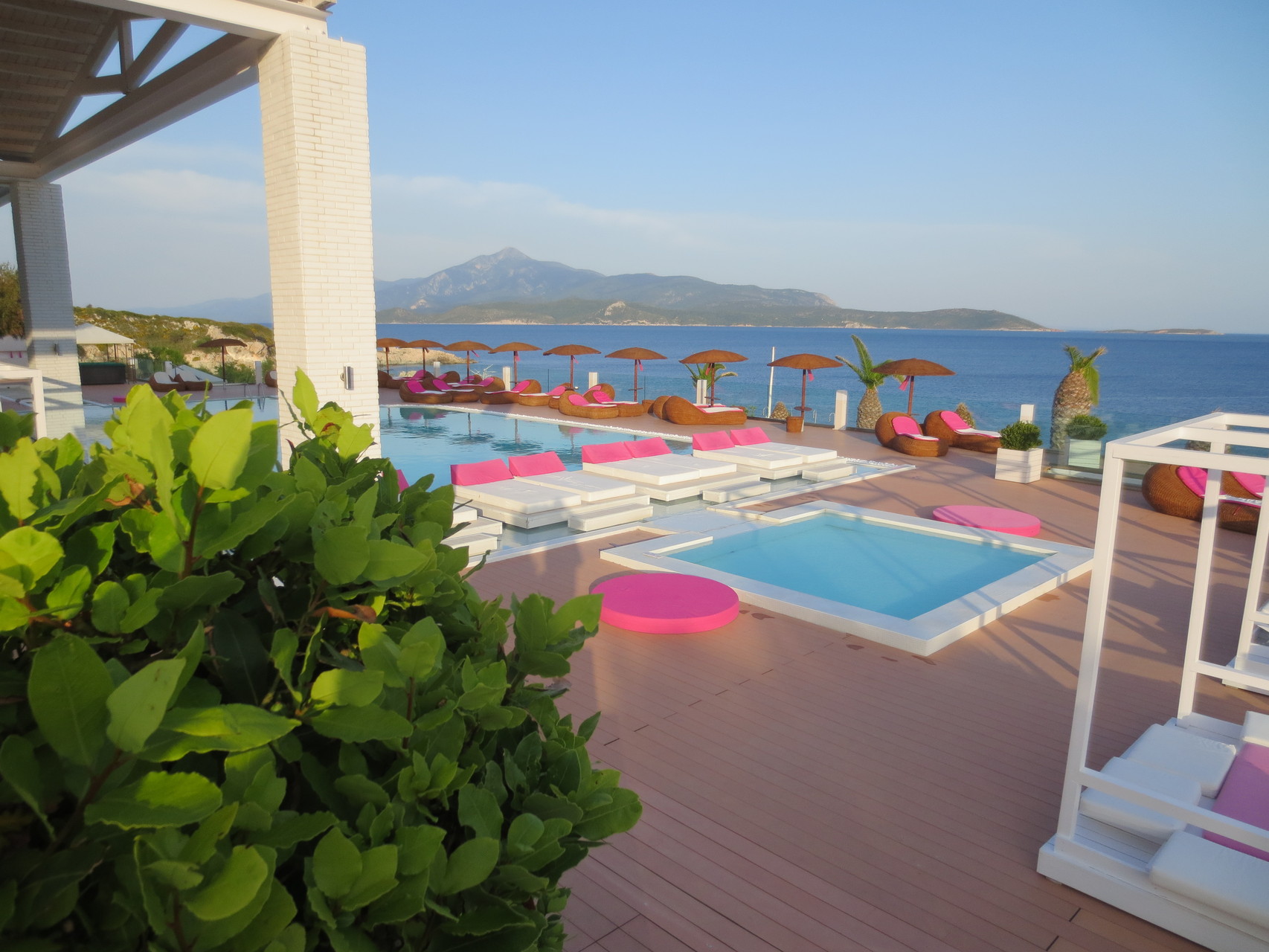 Pythagorio, im Südosten der Insel.., unsere Ferienresidenz (Proteas Blu Resort, Hotelanlage): Proteas Blu Resort (im Hintergrund die türkische Küste)