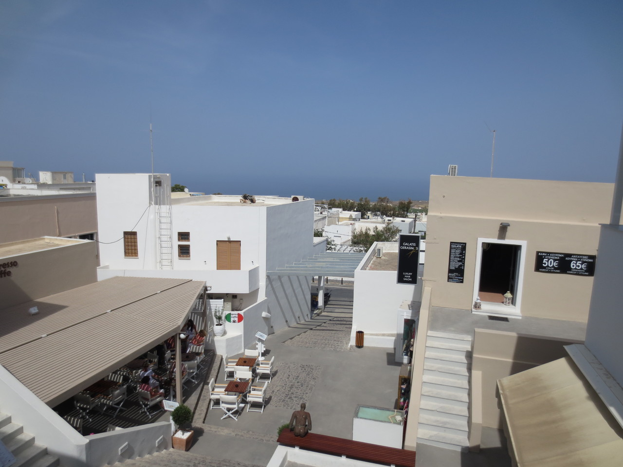 In Fira/Santorini: Ausblick von der Dachterrasse einer griechischen Taverne