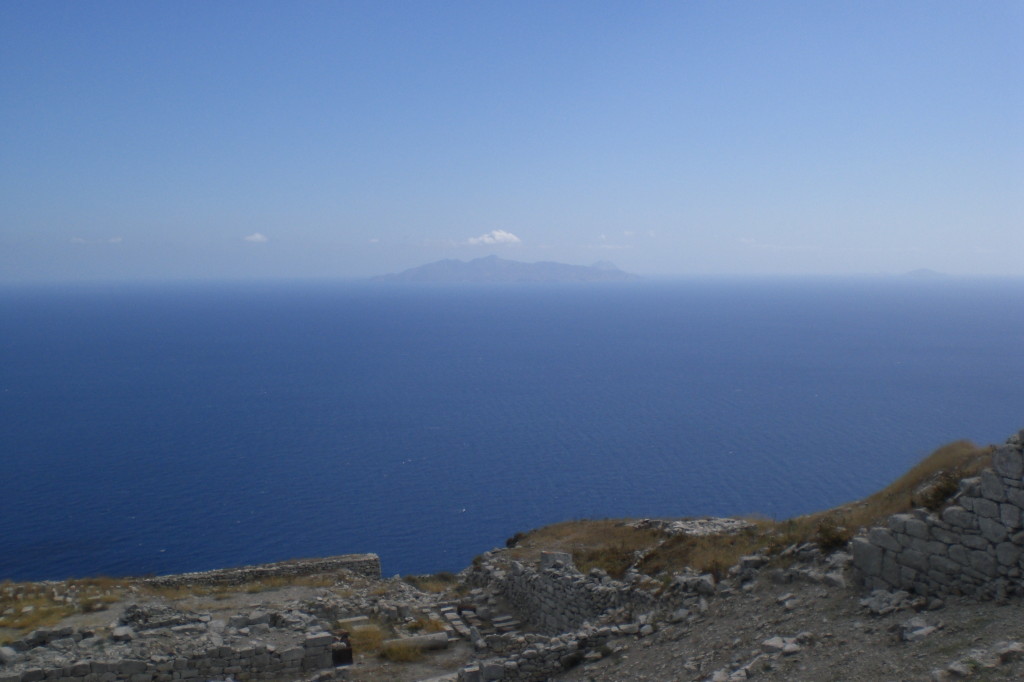 Blick von Ancient Thira aus Richtung Osten (im Hintergrund Is. Anafi)