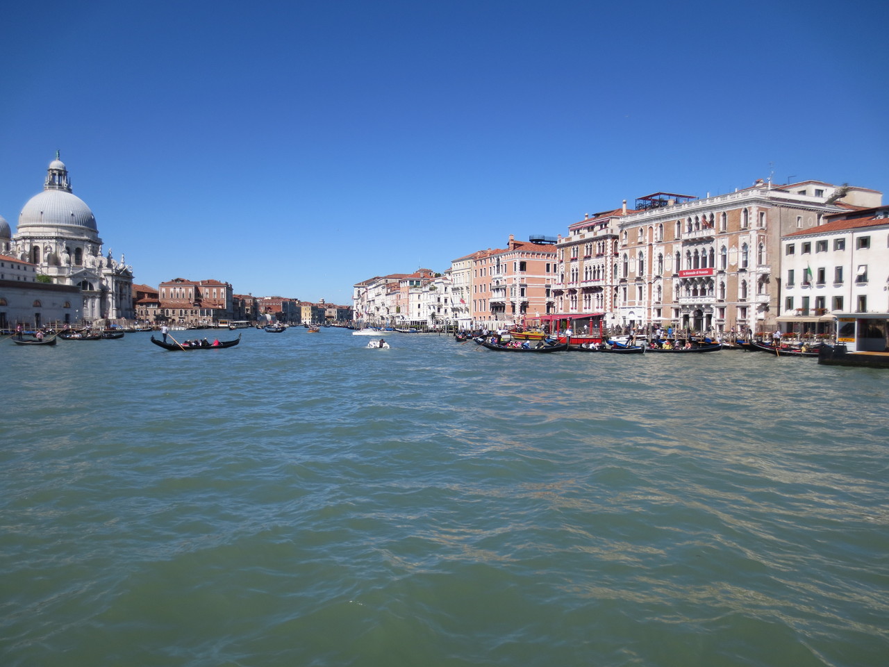 Die Idylle der Lagunenstadt Venedig: Rückkehr zum Hafen mit dem Taxiboot