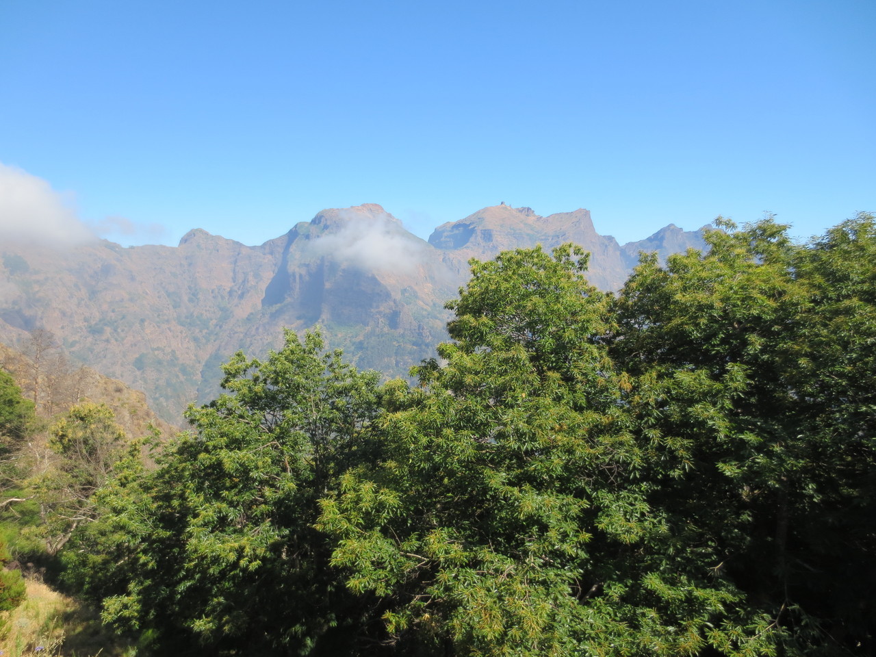 Im Zentrum des Eilands: "Curral das Freiras" (wörtlich übersetzt: Im Stall der Nonnen). Interessante Berglandschaft (hier auf etwas über 1'000 m.ü.M.).