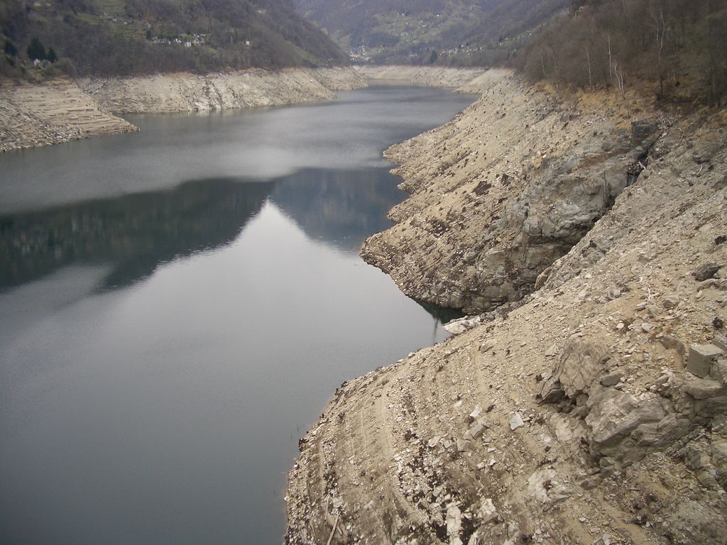 Blick vom Staudamm Selvatica zwischen Gordola und Vogorno auf den Stausee