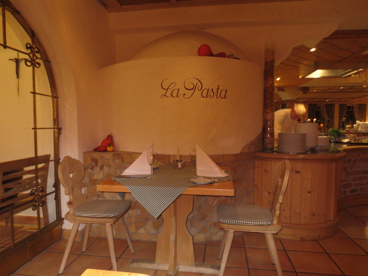 Chasa Montana: Italienische Ambiente in der Gaststube des Chasa Montana in Samnaun-Dorf