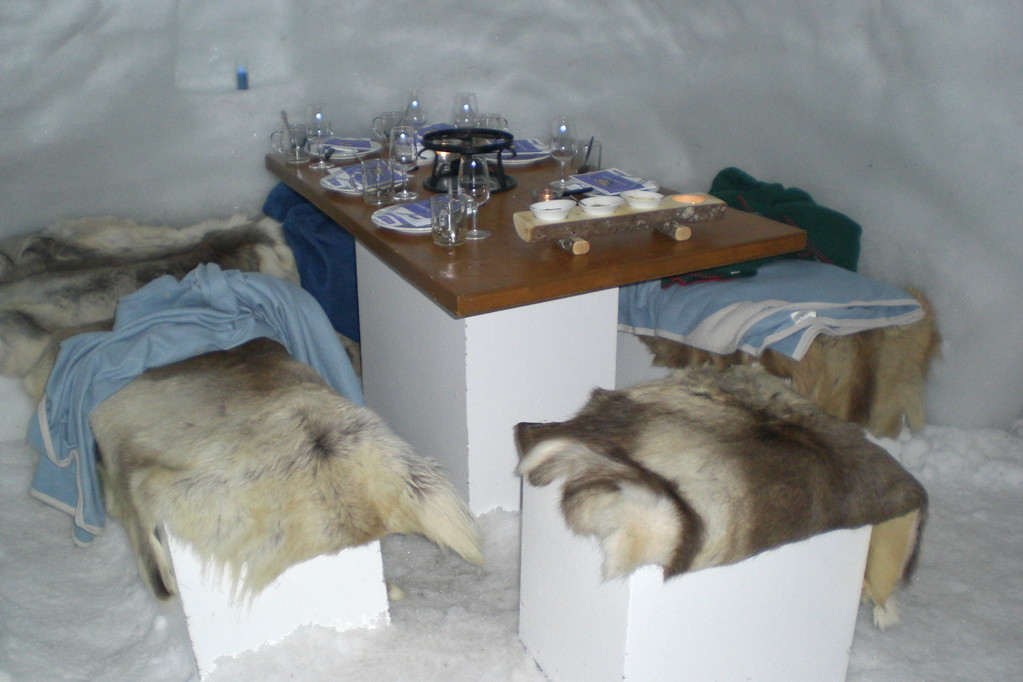 Fondue-Essen im Iglu Engstligenalp; Eiswelten; Faszinierendes Ambiente in aussergewöhnlicher Umgebung