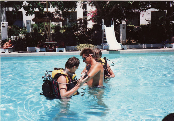 Tauchausbildung im Pool des Jadini Beach Hotel, Diani Beach, Südküste Mombasa