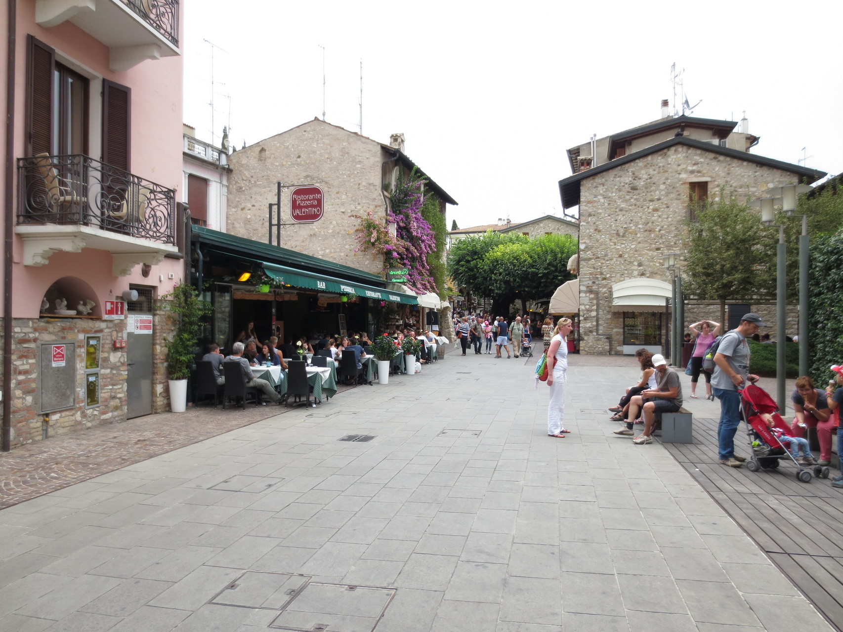 Sirmione - Südufer Gardasee: Sirmione ist einer der bekanntesten Orte am Gardasee. Kein Wunder, das die hübschen Altstadtgassen in den Monaten Juli und August oft "hemmungslos" überlaufen sind.