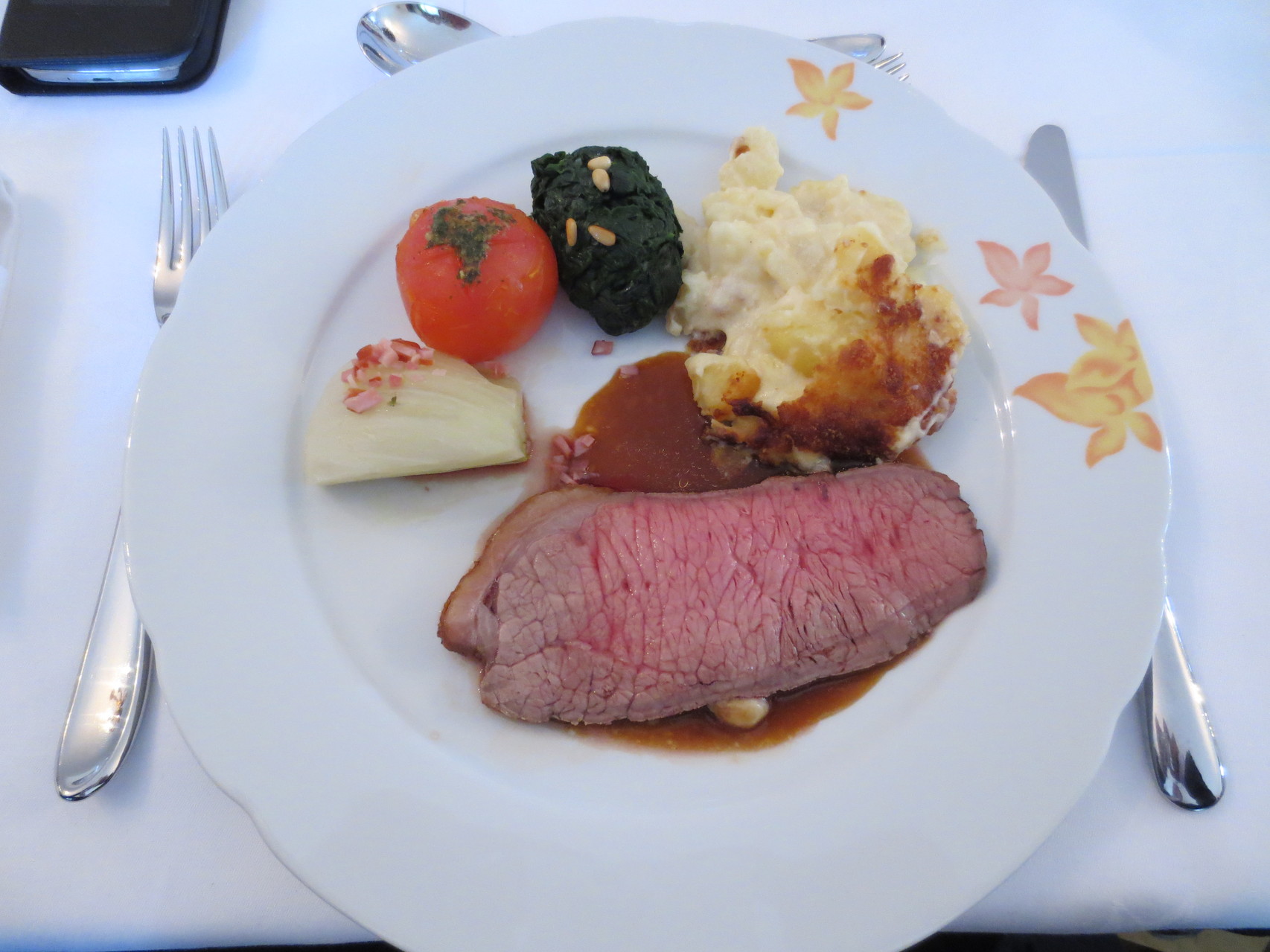 Roastbeef englisch gebraten, Bordeleser-Sauce, Kartoffelgratin Dauphinois, 5-teilige Gemüsegarnitur