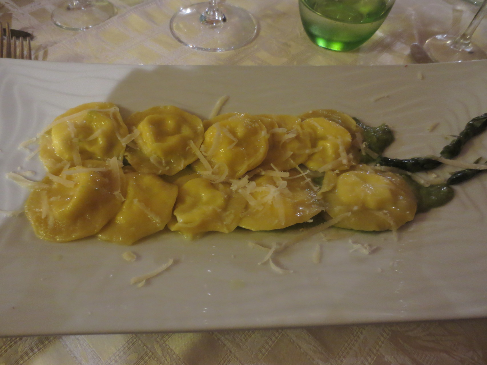 "L'Antica Cantina Poppi" - Ristorante nel centro storico di Poppi: Tolles Gourmet-Restaurant im Zentrum von Poppi, ...hier im Bild die Vorspeise "Spargel-Ravioli"