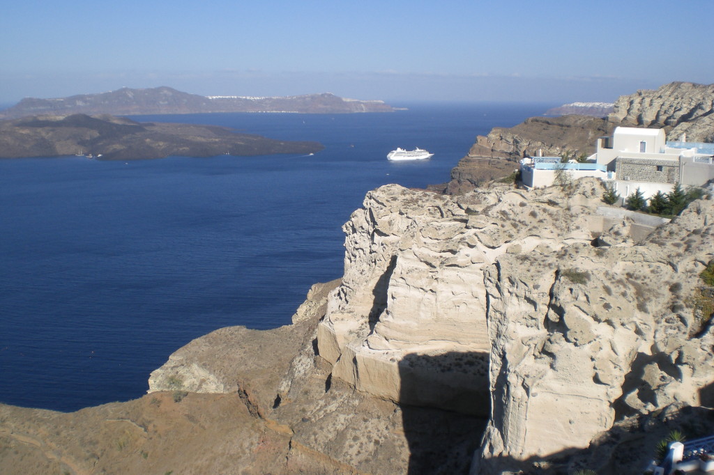 Blick vom Hotelzimmer Richtung Nordwesten (im Hintergrund Thirasia und Oia)