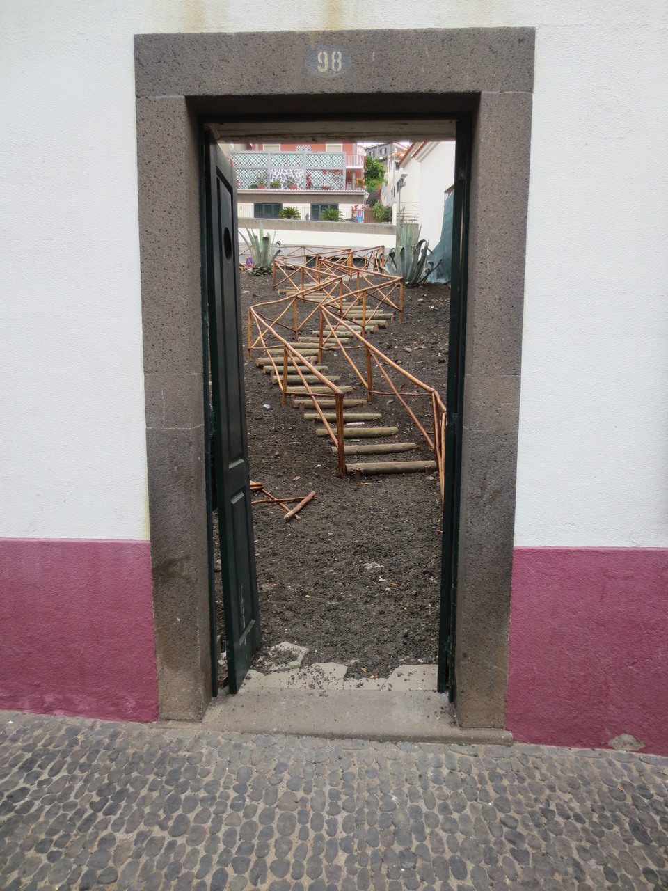 Seltsame Eindrücke aus dem Süden der Insel (Hauseingang, der ins Freie führt): Das Städtchen Câmara de Lobos.